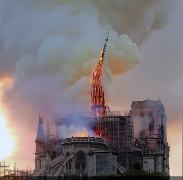 Một tháp của Notre Dame đổ sụp trong hoả ngục Nguồn: news.com.au