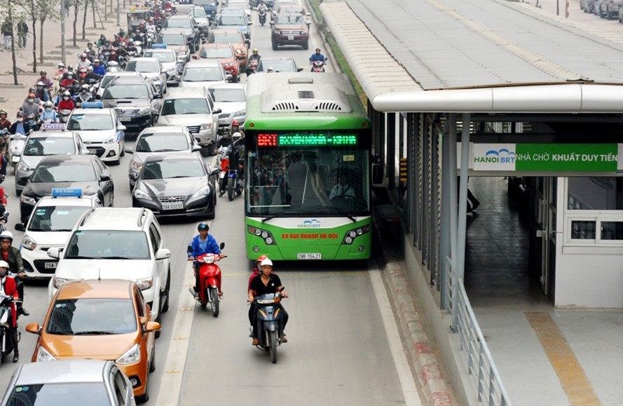 Xe buýt nhanh trên tuyến đường Lê Văn Lương - Hà Nội Ảnh: Ngọc Châu