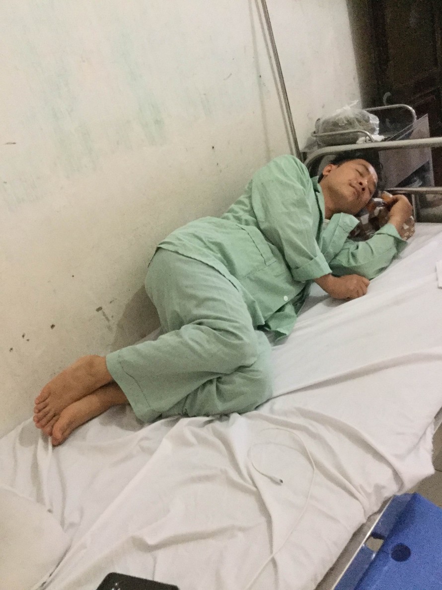 Ông Lý Văn Hiệu đang nằm điều trị tại bệnh viện .Ảnh: Duy Chiến
