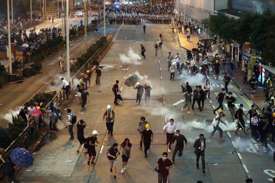 Cảnh hỗn loạn trên đường phố ở Hong Kong