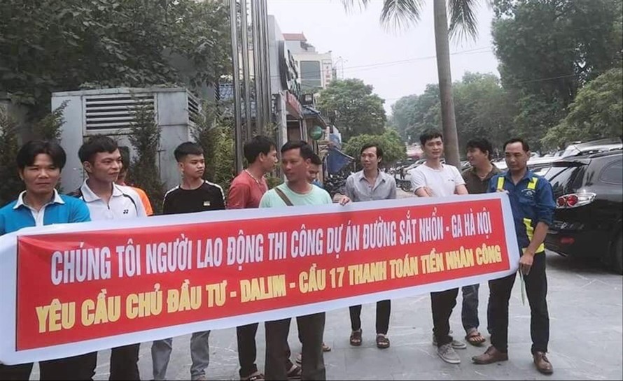 Bị nợ cả năm lương, công nhân tại Dự án metro Nhổn – ga Hà Nội tập trung tại trụ sở cơ quan chủ quan căng băng rôn đòi lương
