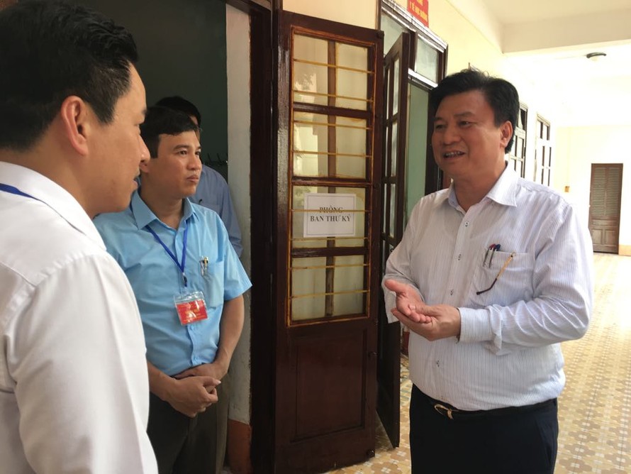 Thứ trưởng Bộ GD&ĐT Nguyễn Hữu Độ kiểm tra cơ sở vật chất tại nơi chấm thi của Hà Giang Ảnh: Nghiêm Huê