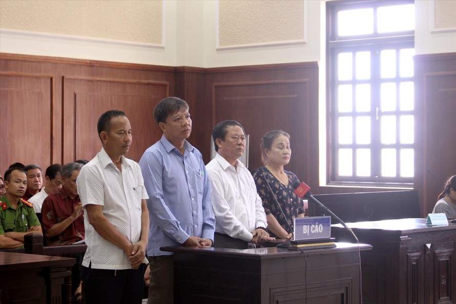 Trần Thị Dung, Trương Huy Liệu, Đỗ Lý Nhi và Lê Xuân Thành (từ phải sang trái) tại phiên tòa phúc thẩm - Ảnh: Giang Thanh