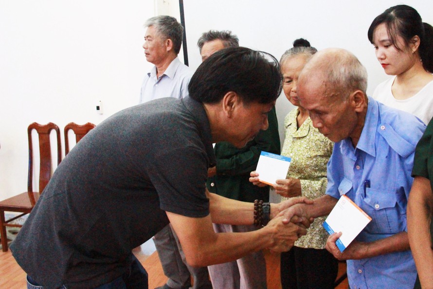 Nhà báo Lê Minh Toản trao quà cho các cựu TNXP Hà Tĩnh 
