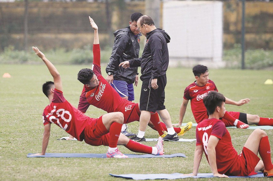 HLV Park Hang Seo và các học trò cần tự làm mới mình trong bối cảnh các đối thủ trong khu vực đã hiểu khá rõ lối chơi của đội tuyển Việt Nam ảnh: VSI