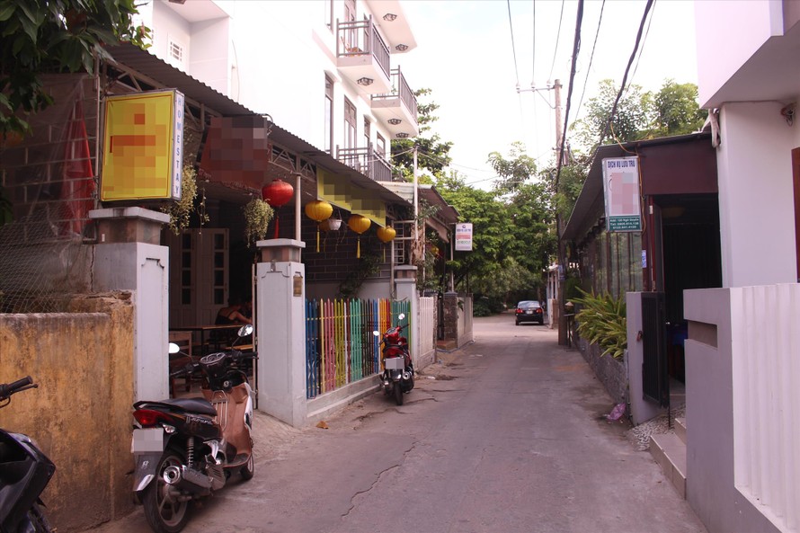 Một tuyến đường trung tâm thành phố Hội An san sát homestay Ảnh: Giang Thanh