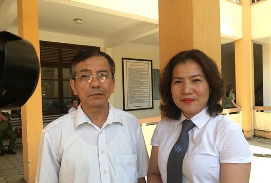 Luật sư Nguyễn Thị Đinh Hương và người nhà nạn nhân vụ chạy thận