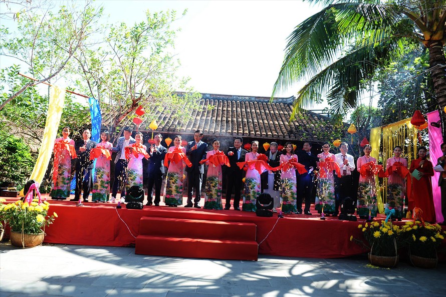 Đại diện các thương hiệu tơ lụa nổi tiếng trong và ngoài nước khai mạc Festival Ảnh: Minh Hải