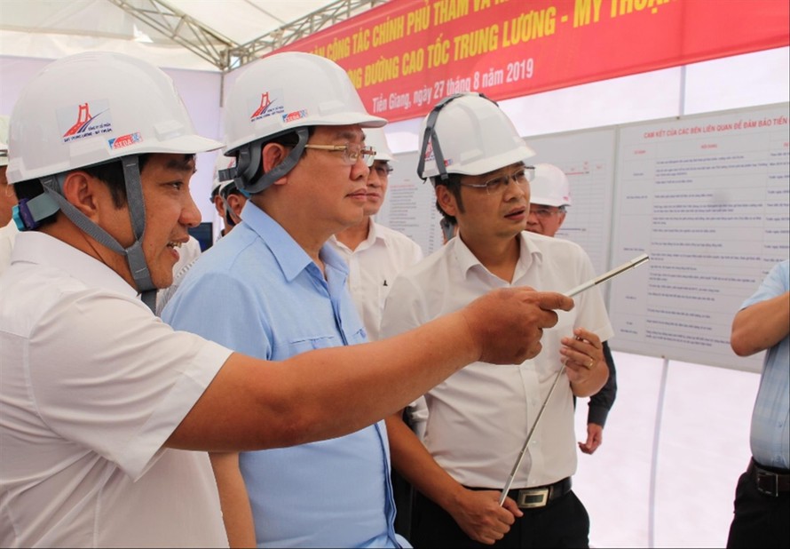 Phó Thủ tướng Vương Đình Huệ khảo sát dự án cao tốc Trung Lương - Mỹ Thuận Ảnh: C.K