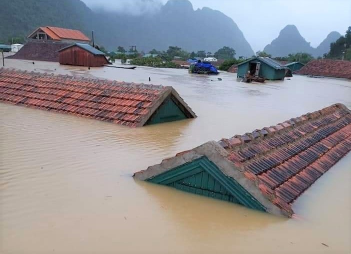Hàng trăm nhà dân ở Tân Hóa, Quảng Bình bị ngập tới nóc