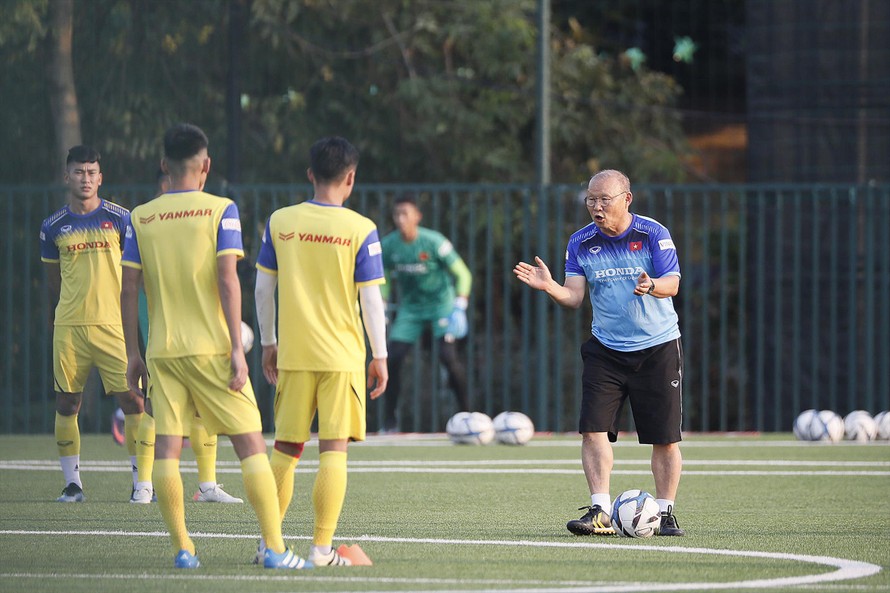 HLV Park Hang Seo hướng dẫn các cầu thủ đội tuyển U22 Việt Nam tập luyện ảnh: VSI