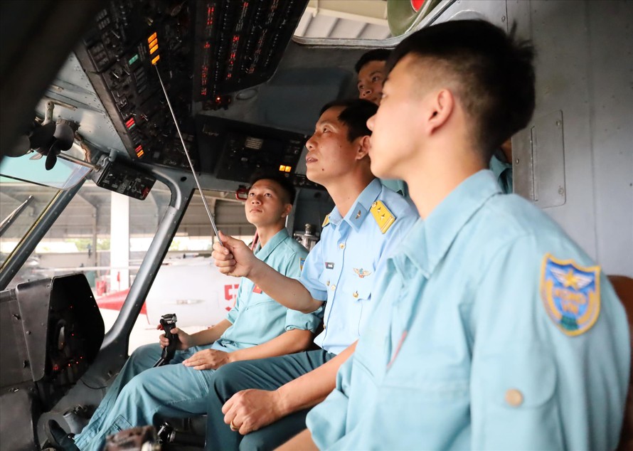Trung tá Ngô Văn Hưởng đang giảng dạy cho các phi công quân sự tương lai tại Trường Sĩ quan Không quânẢNH: PV