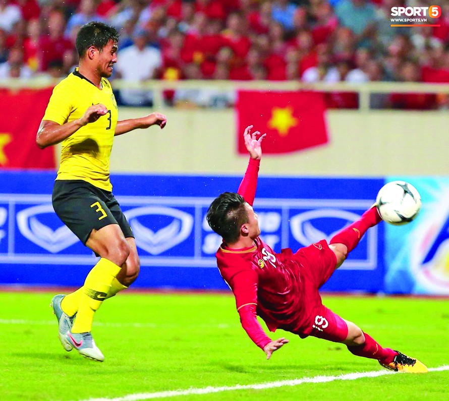 Pha ghi bàn của Quang Hải vào lưới Malaysia