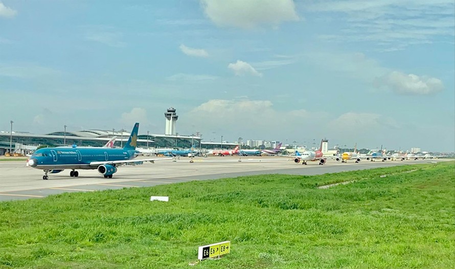 Máy bay xếp hàng dài đợi tới lượt cất cánh tại sân bay Tân Sơn Nhất (TPHCM)Ảnh: H.V 