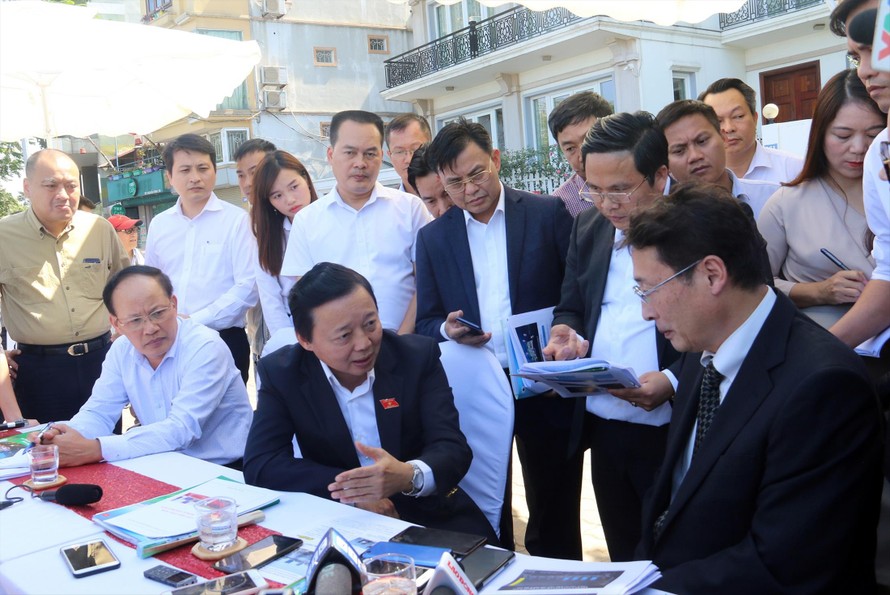 Bộ trưởng Trần Hồng Hà trao đổi với TS Tadashi Yamamura về công nghệ làm sạch nước sông Tô Lịch