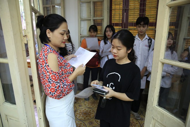 Giám thị kiểm tra thí sinh trước khi vào phòng thi tốt nghiệp THPT quốc gia 2019 ảnh: Hồng Vĩnh