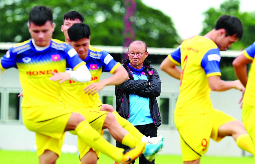 Các cầu thủ tuyển Việt Nam tập luyện chuẩn bị cho những trận đấu lớn 