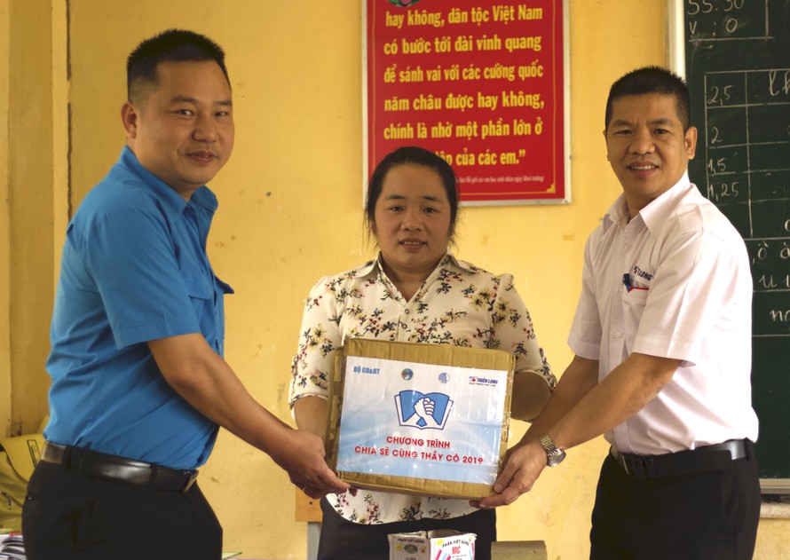 Đoàn công tác chương trình “Chia sẻ cùng thầy cô” đến thăm, tặng quà cho cô giáo Trần Thị Thuý Ngân