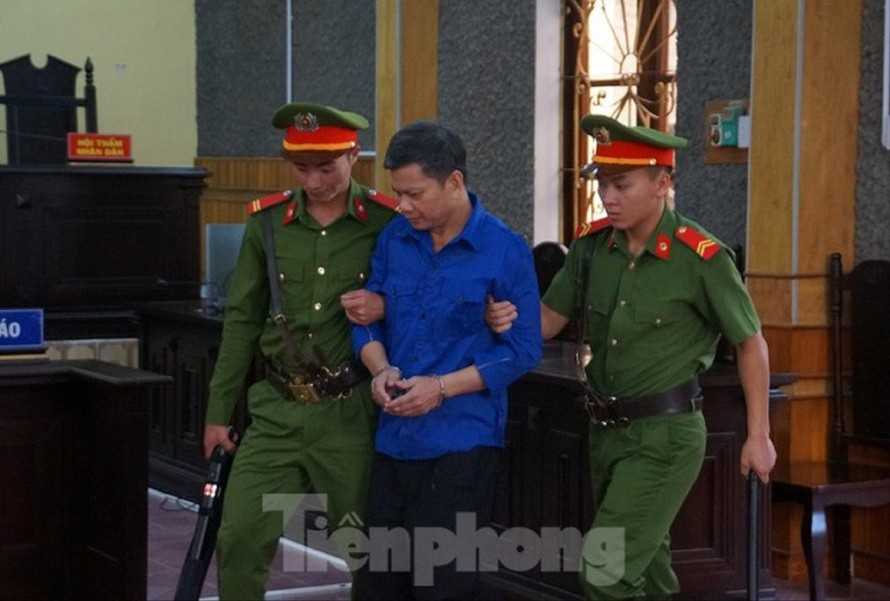 Bị can Lò Văn Huynh (ở giữa) thay đổi lời khai, nói không nhận tiền từ cựu sĩ quan công an. Ảnh: X.A