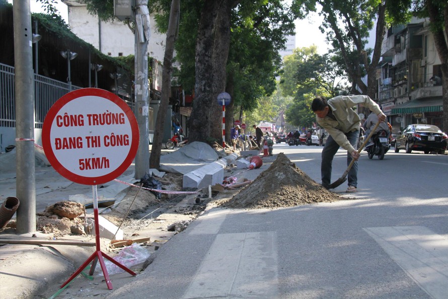 Dịp cuối năm, nhiều tuyến phố ở Hà Nội hiện đang được đào xới lên để lát đá tự nhiên Ảnh: Trường Phong