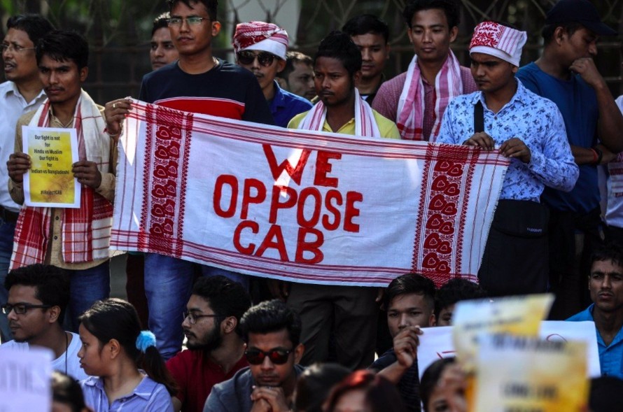 Người dân Ấn Độ mang khăn gamosa đi biểu tìnhảnh: AP