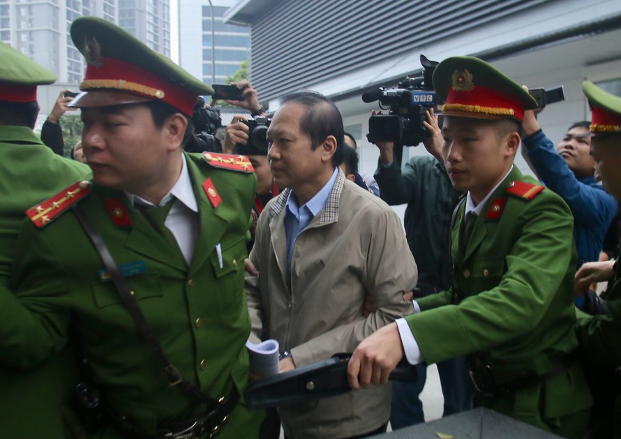 Bị cáo Trương Minh Tuấn được đưa tới tòa