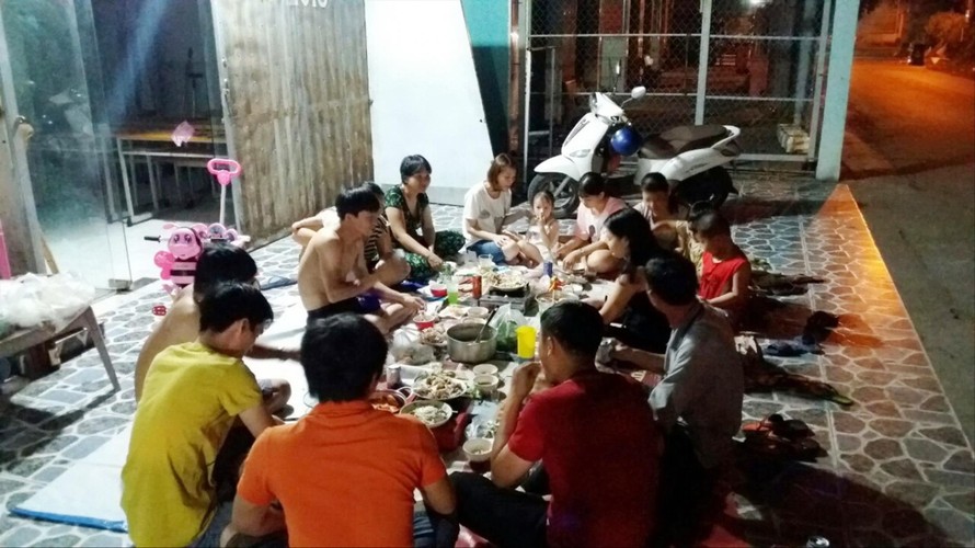 Công nhân đón Tết nơi đất khách (ảnh chụp đêm giao thừa 2019 của công nhân ở Bình Dương). ảnh: Hương Chi