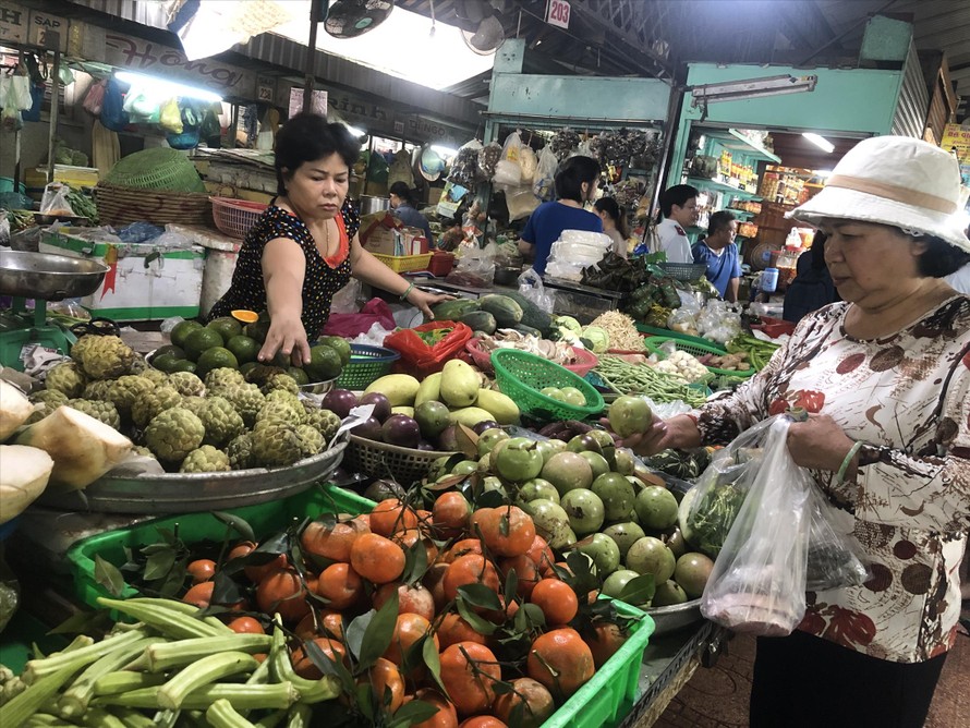 Giá rau xanh, trái cây tươi tại nhiều chợ tăng giá