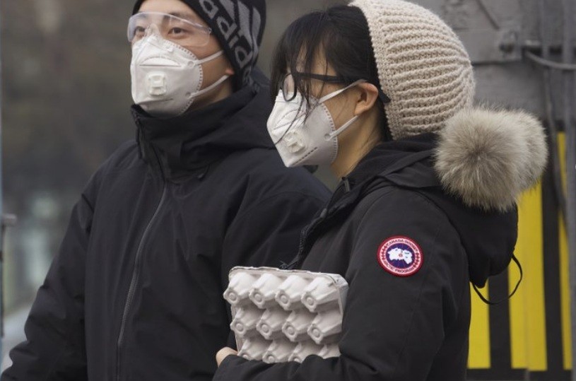 Người dân Bắc Kinh đeo khẩu trang khi đang chờ đèn đỏ hôm 13/2ảnh: AP
