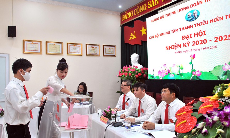 Các đại biểu bỏ phiếu bầu Chi ủy Trung tâm Thanh thiếu niên Trung ương, nhiệm kỳ 2020 – 2025 Ảnh: Xuân Tùng