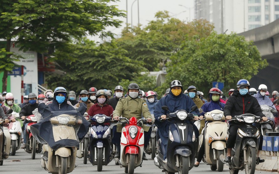 Dịch còn kéo dài, nếu chủ quan, lơi lỏng nguy cơ bùng phát trở lại (Trong ảnh: Người dân Thủ đô đổ ra đường ngày đầu tuần) Ảnh: Như Ý