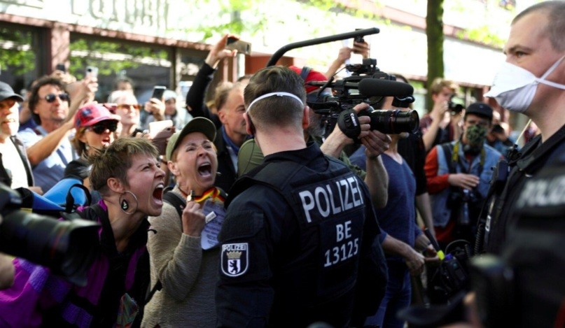 Người biểu tình hét vào mặt cảnh sát trong một cuộc biểu tình ở Berlin để phản đối phong toảẢnh: REUTERS 