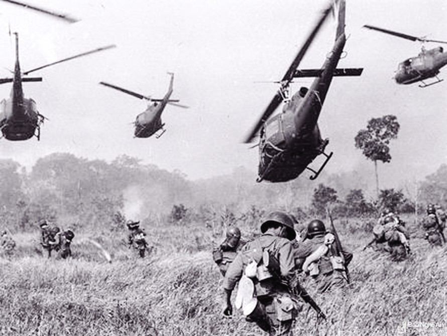 Trực thăng nhả lính Mỹ, lính quân đội Sài Gòn xuống đi càn Ảnh: TL