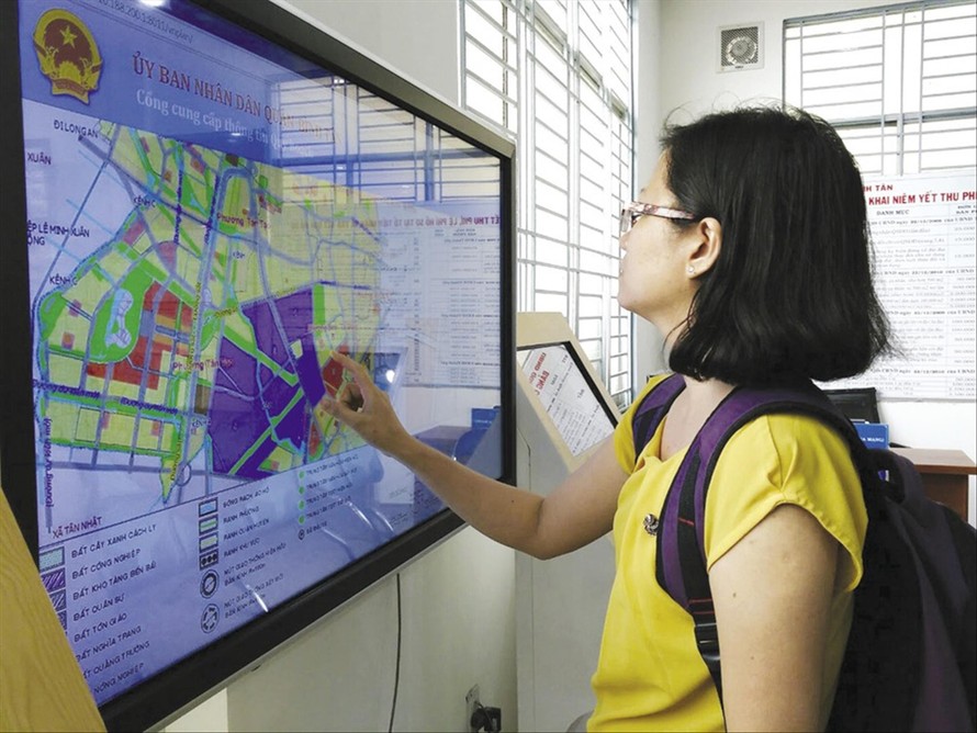 Người dân tìm hiểu các thủ tục trực tuyến tại UBND quận Bình Thạnh, TPHCM