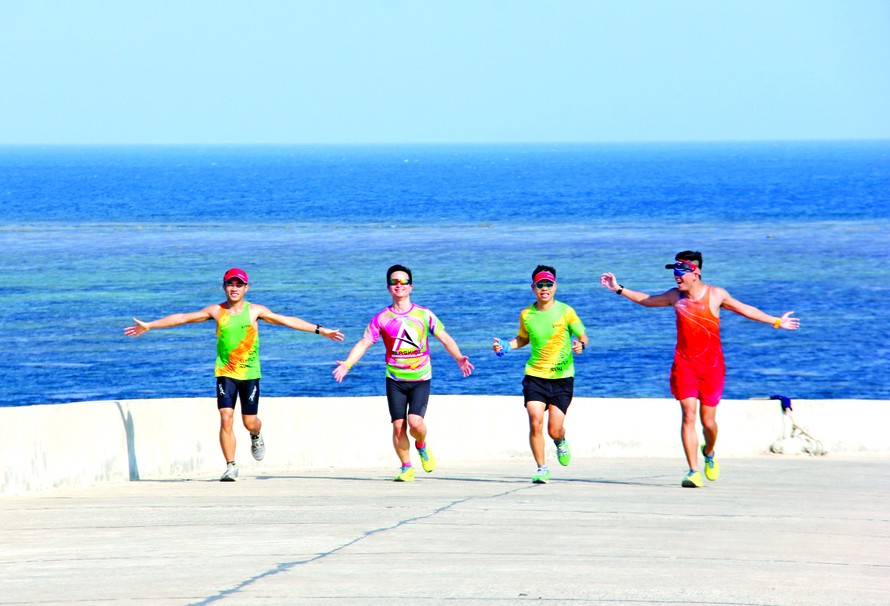 Các runner tận hưởng bầu không khí trong lành, mát mẻ trong buổi chạy thử trên cung đường thi đấu ở Lý Sơn ảnh: H.Hoàng