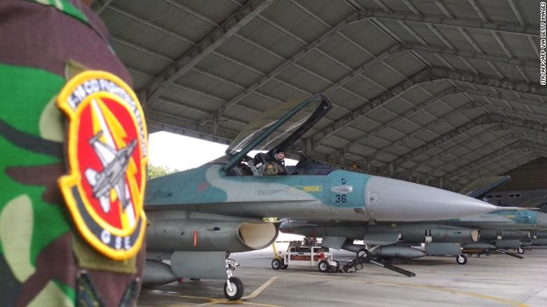 Một tiêm kích F-16 tại căn cứ không quân ở Pekanbaru, Riau của Indonesia chuẩn bị cất cánh để triển khai gần quần đảo Natuna Ảnh: CNN