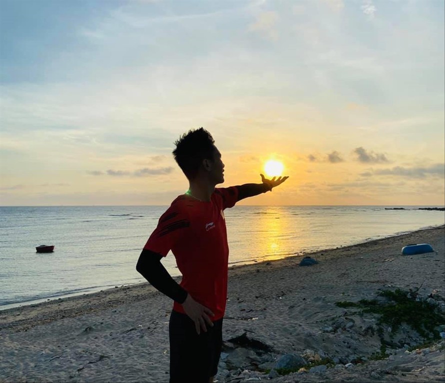 Đỗ Quốc Luật "nâng" mặt trời trong buổi bình minh ở đảo Lý Sơn . Ảnh: NVCC