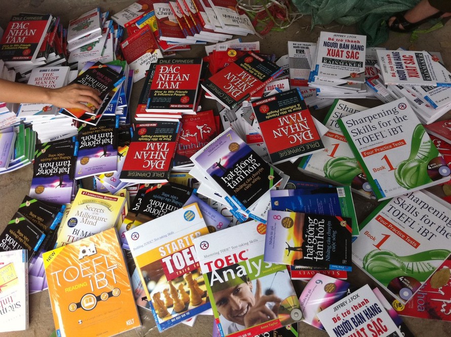 Người mua sách được khuyến cáo tìm đến các địa chỉ uy tín để tránh mua phải sách giả, sách lậuẢnh: KỲ SƠN