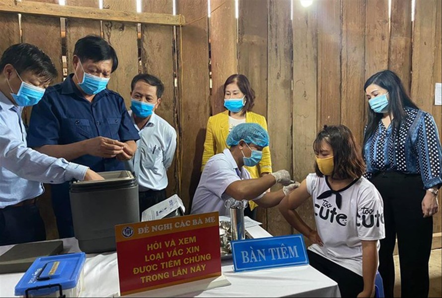 Thứ trưởng Bộ Y tế Đỗ Xuân Tuyên thị sát vùng dịch bạch hầu ở Đắk Nông