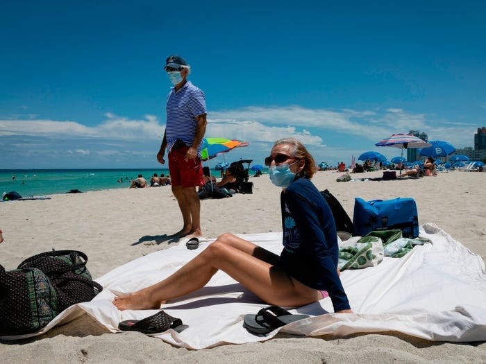 Du khách trên bãi biển Miami ngày 16/6Ảnh: Getty Images