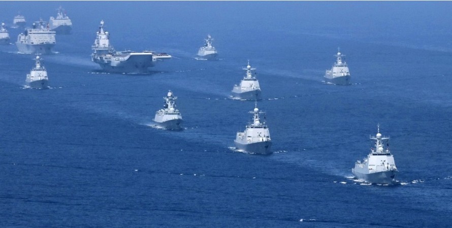 Tàu sân bay Liêu Ninh cùng các khu trục hạm Trung Quốc trong một đợt tập trận trên biển ĐôngẢnh: AP