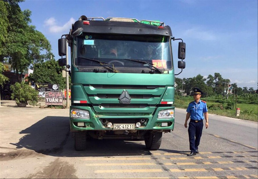 Lực lượng liên ngành xử lý xe quá khổ, quá tải trên đường mòn Hồ Chí Minh