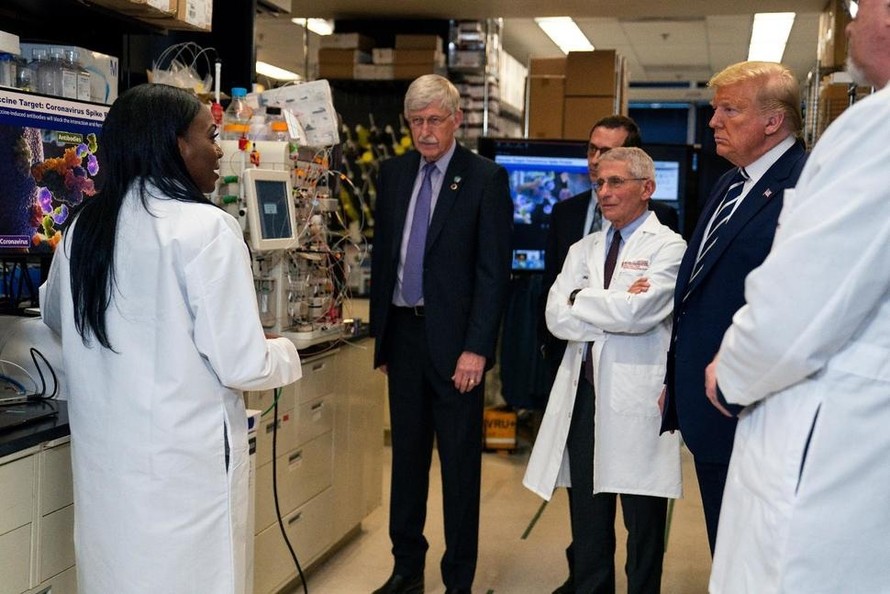 Tổng thống Mỹ Donald Trump nói chuyện với các nhà nghiên cứu Mỹ về phát triển vắc-xin phòng COVID-19. ảnh: AP
