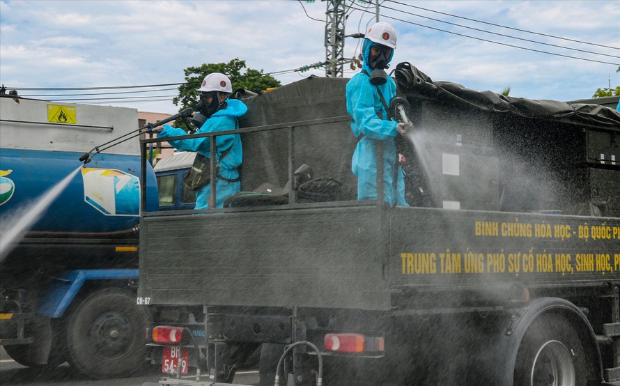 Lính hóa học (Binh chủng Hóa học - Bộ Quốc phòng) phun khử khuẩn tại quận Sơn Trà, thành phố Đà Nẵng. Ảnh: Nguyễn Thành