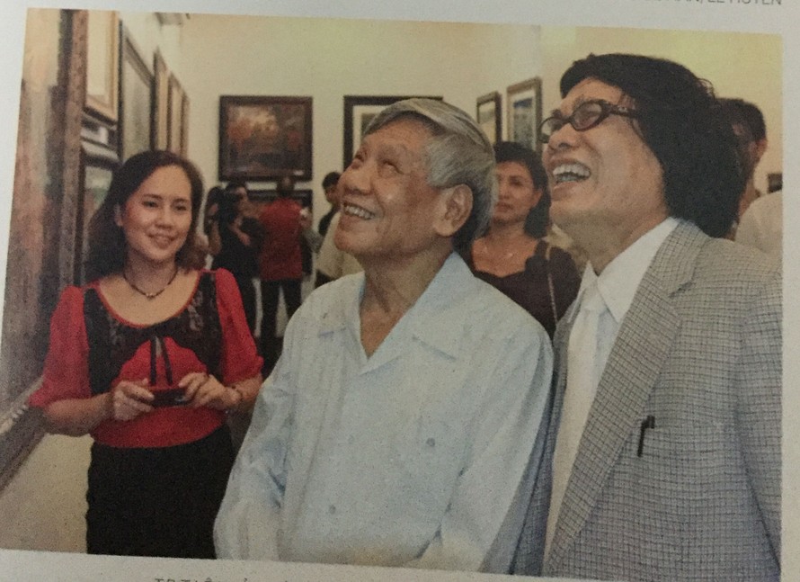 Tổng Bí thư Lê Khả Phiêu thăm triển lãm tranh của họa sĩ Lê Hàn và Lê Huyên năm 2001