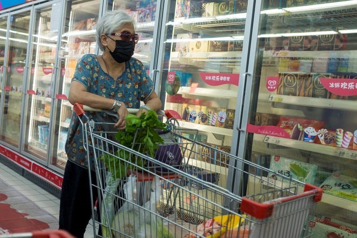 Một phụ nữ mua sắm trong siêu thị ở Bắc Kinh, Trung Quốc, ngày 13/8 Ảnh: Reuters 