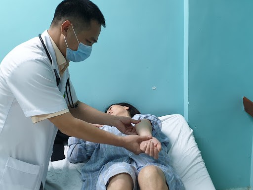 Một bệnh nhân đang điều trị sốt xuất huyết tại Trung tâm Bệnh Nhiệt đới ảnh: Hiển Minh