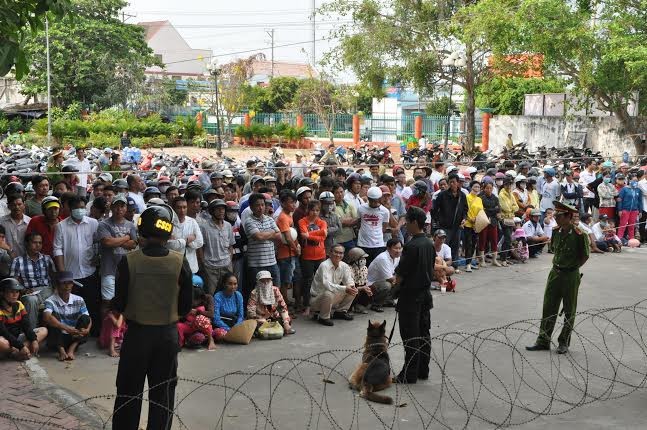 Xét xử vụ án “giang hồ Tuấn em” trên đảo Phú Quốc thu hút sự quan tâm của người dân. Ảnh: Hồng Lĩnh