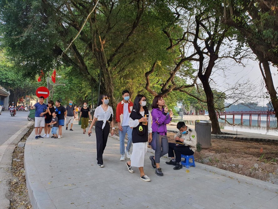 Du khách đi dạo quanh bờ hồ Hoàn Kiếm dịp lễ 2/9 vắng hơn mọi năm
