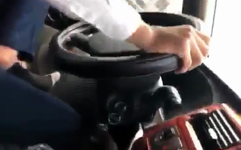 Đuổi việc tài xế lái xe một tay phi băng băng trên cao tốc